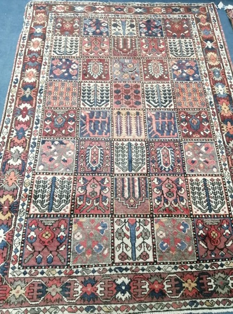 A Sarouk rug 205 x 145cm